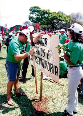 Chegada da Marcha Popular à Brasília (Brasília-DF, 07 out. 1999) [fotografia] / Fotógrafo(a) : Douglas Mansur. -- Ref.: BR-SPMST_MST-SN-CIN_AMP_001399-011165-MAC.