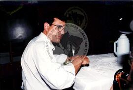 Visita do presidente do INCRA no assentamento "Sumaré" do MST (São Paulo (Estado), 23 out. 1995) [fotografia] / Fotógrafo(a) : Douglas Mansur. -- Ref.: BR-SPMST_MST-SN-CIN_AMP_000669-003758-ARV.