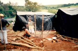 Acampamento "Nova Canudos" do MST (Porto Feliz-SP, fev. 1999) [fotografia] / Fotógrafo(a) : Douglas Mansur. -- Ref.: BR-SPMST_MST-SN-CIN_AMP_000047-000324-ACP.