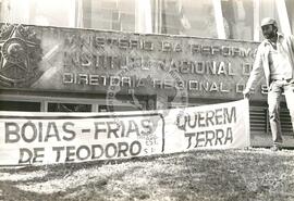 Manifestação pelo dia do agricultor (São Paulo (Estado), 25 jul. 1985) [fotografia] / Fotógrafo(a) : Regina Vilela. -- Ref.: BR-SPMST_MST-SN-CIN_AMP_000360-001731-AMT.