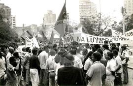 Manifestação na Praça da Sé (São Paulo-SP, [sem data]) [fotografia] / Fotógrafo(a) : Douglas Mansur ; Debora Lerrer. -- Ref.: BR-SPMST_MST-SN-CIN_AMP_000411-002444-AMT.