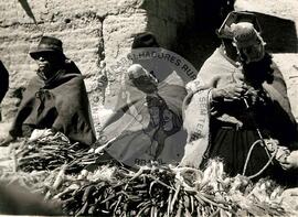 Campesinos Equatorianos (Equador, 1985) [fotografia] / Fotógrafo(a) : Liliana Lavarotti. -- Ref.: BR-SPMST_MST-SN-CIN_AMP_001073-008678-RIT.