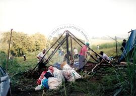 Acampamento " Nova Canudos" do MST (Porto Feliz-SP, 1999) [fotografia] / Fotógrafo(a) : Douglas Mansur. -- Ref.: BR-SPMST_MST-SN-CIN_AMP_000048-000378-ACP.