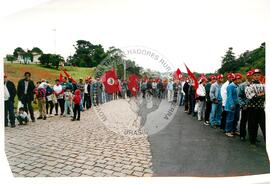 Inauguração do Monumento em homenagem a Antônio Tavares Pereira (Curitiba-PR, 01 mai. 2001) [fotografia] / Fotógrafo(a) : Douglas Mansur. -- Ref.: BR-SPMST_MST-SN-CIN_AMP_001027-008109-ELF.