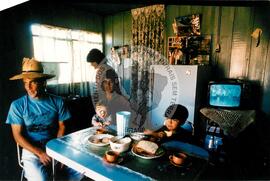 Brasiguais em acampamento do MST (Novo Horizonte de Sul-MS, 1992) [fotografia] / Fotógrafo(a) : Gianne Carvalho. -- Ref.: BR-SPMST_MST-SN-CIN_AMP_000021-000080-ACP.
