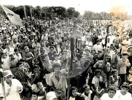 Acampamento "Margarida Alves" do MST (Mato Grosso, 04 abr. 1996) [fotografia] / Fotógrafo(a) : Otamar de Oliveira. -- Ref.: BR-SPMST_MST-SN-CIN_AMP_000029-000099-ACP.