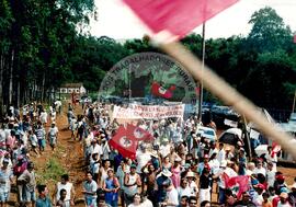 Acampamento " Nova Canudos" do MST (Porto Feliz-SP, 1999) [fotografia] / Fotógrafo(a) : Douglas Mansur. -- Ref.: BR-SPMST_MST-SN-CIN_AMP_000048-000409-ACP.