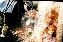 Brasiguais em acampamento do MST (Novo Horizonte de Sul-MS, 1992) [fotografia] / Fotógrafo(a) : Gianne Carvalho. -- Ref.: BR-SPMST_MST-SN-CIN_AMP_000021-000082-ACP.