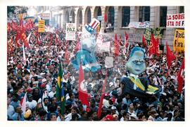Mobilização no 1º de Maio na Praça da Sé (São Paulo-SP, 01 mai. 1999) [fotografia] / Fotógrafo(a) : Douglas Mansur. -- Ref.: BR-SPMST_MST-SN-CIN_AMP_000395-002204-AMT.