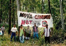 Acampamento " Nova Canudos" do MST (Porto Feliz-SP, 1999) [fotografia] / Fotógrafo(a) : Douglas Mansur. -- Ref.: BR-SPMST_MST-SN-CIN_AMP_000048-000385-ACP.