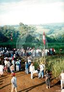 Acampamento " Nova Canudos" do MST (Porto Feliz-SP, 1999) [fotografia] / Fotógrafo(a) : Douglas Mansur. -- Ref.: BR-SPMST_MST-SN-CIN_AMP_000048-000406-ACP.