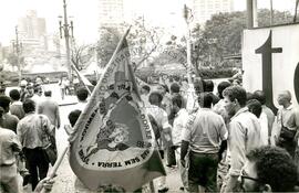 Manifestação na Praça da Sé (São Paulo-SP, [sem data]) [fotografia] / Fotógrafo(a) : Douglas Mansur ; Debora Lerrer. -- Ref.: BR-SPMST_MST-SN-CIN_AMP_000411-002431-AMT.