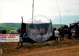 Acampamento " Nova Canudos" do MST (Porto Feliz-SP, 1999) [fotografia] / Fotógrafo(a) : Douglas Mansur. -- Ref.: BR-SPMST_MST-SN-CIN_AMP_000048-000390-ACP.