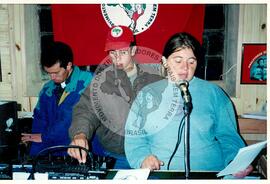 Oficina de Rádio no assentamento "Conquista da Fronteira" do MST (Hulha Negra-RS, jun. 2001) [fotografia] / Fotógrafo(a) : Leticia Barqueta. -- Ref.: BR-SPMST_MST-SN-CIN_AMP_000691-003890-ARV.