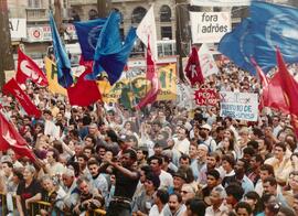 Manifestação pró Impechment - UNE E CUT (São Paulo (Estado), 25 ago. 1992) [fotografia] / Fotógrafo(a) : Juan Pezzeto. -- Ref.: BR-SPMST_MST-SN-CIN_AMP_000384-002053-AMT.