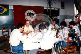 Visita do presidente do INCRA no assentamento "Sumaré" do MST (São Paulo (Estado), 23 out. 1995) [fotografia] / Fotógrafo(a) : Douglas Mansur. -- Ref.: BR-SPMST_MST-SN-CIN_AMP_000669-003766-ARV.