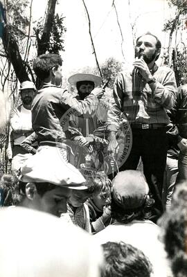 Protesto contra a violência da PM na "Fazenda Annoni" (Rio Grande do Sul, 19 out. 1986) [fotografia] / Fotógrafo(a) : Jussara Veron. -- Ref.: BR-SPMST_MST-SN-CIN_AMP_000454-002651-AMT.
