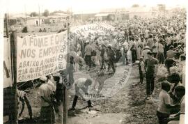 Acampamento "Fazenda Guarajus" do MST (Roraima, jan. 1988) [fotografia] / Fotógrafo(a) : Vuimar Lutt. -- Ref.: BR-SPMST_MST-SN-CIN_AMP_000035-000138-ACP.