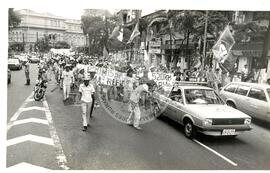 Caminhada dos Sem Terras (São Paulo (Estado), 1988) [fotografia] / Fotógrafo(a) : Douglas Mansur. -- Ref.: BR-SPMST_MST-SN-CIN_AMP_001419-011449-MAC.