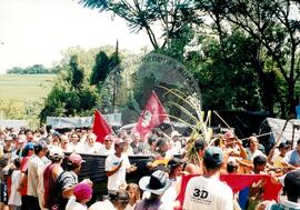 Acampamento " Nova Canudos" do MST (Porto Feliz-SP, 1999) [fotografia] / Fotógrafo(a) : Douglas Mansur. -- Ref.: BR-SPMST_MST-SN-CIN_AMP_000048-000379-ACP.