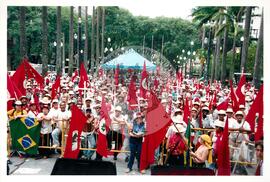 Mobilização para Marcha das Mulheres do acampamento "Terra sem males" do MST na Praça da Sé (São Paulo-SP, 08 mar. 2002) [fotografia] / Fotógrafo(a) : Arquivo MST. -- Ref.: BR-SPMST_MST-SN-CIN_AMP_000399-002260-AMT.