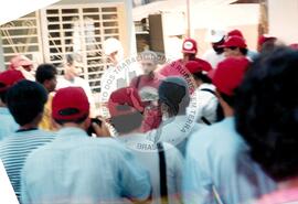 Delegação do MST em Cuba - 40º Aniversário da ANAP (Cuba, 15 mai. 1999) [fotografia] / Fotógrafo(a) : Nilton Viana. -- Ref.: BR-SPMST_MST-SN-CIN_AMP_001042-008358-RIT.