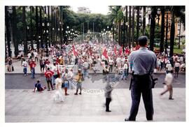 Marcha Sem Terra contra a prisão de 6 trabalhadores (São Paulo-SP, mar. 2000) [fotografia] / Fotógrafo(a) : Joaquim Duarte. -- Ref.: BR-SPMST_MST-SN-CIN_AMP_001426-011552-MAC.