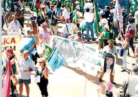 Chegada da Marcha Popular à Brasília (Brasília-DF, 07 out. 1999) [fotografia] / Fotógrafo(a) : Douglas Mansur. -- Ref.: BR-SPMST_MST-SN-CIN_AMP_001400-011184-MAC.