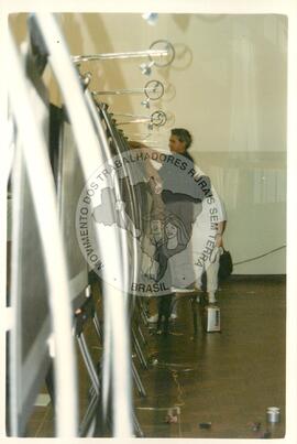Lançamento da Exposição "Terra" (São Paulo (Estado), 10 abr. 1997) [fotografia] / Fotógrafo(a) : Douglas Mansur. -- Ref.: BR-SPMST_MST-SN-CIN_AMP_001030-008157-ELF.