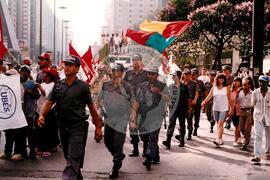 Manifestação na Praça da Sé (São Paulo-SP, [sem data]) [fotografia] / Fotógrafo(a) : Douglas Mansur ; Debora Lerrer. -- Ref.: BR-SPMST_MST-SN-CIN_AMP_000411-002455-AMT.