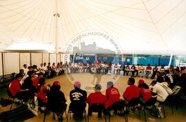 Seminário Nacional sobre Educação no Campo (Brasília-DF, 26 nov. 2002) [fotografia] / Fotógrafo(a) : Nivaldo Honório. -- Ref.: BR-SPMST_MST-SN-CIN_AMP_000113-000781-ACS.