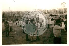 Trabalhadores do acampamento "Fazenda Julia" do MST na BR-364 (Roraima, jul. 1985) [fotografia] / Fotógrafo(a) : Gerson Gonçalves. -- Ref.: BR-SPMST_MST-SN-CIN_AMP_000034-000136-ACP.