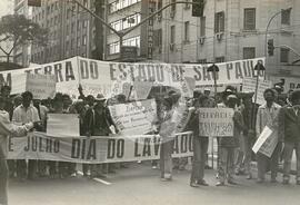 Manifestação pelo dia do agricultor (São Paulo (Estado), 25 jul. 1985) [fotografia] / Fotógrafo(a) : Regina Vilela. -- Ref.: BR-SPMST_MST-SN-CIN_AMP_000360-001734-AMT.