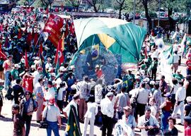 Chegada da Marcha Popular à Brasília (Brasília-DF, 07 out. 1999) [fotografia] / Fotógrafo(a) : Douglas Mansur. -- Ref.: BR-SPMST_MST-SN-CIN_AMP_001399-011144-MAC.