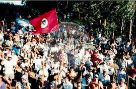 Acampamento "Nova Canudos" do MST (Porto Feliz-SP, 07 fev. 1992) [fotografia] / Fotógrafo(a) : João Zinclar. -- Ref.: BR-SPMST_MST-SN-CIN_AMP_000042-000166-ACP.