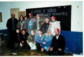Oficina de Rádio no assentamento "Conquista da Fronteira" do MST (Hulha Negra-RS, jun. 2001) [fotografia] / Fotógrafo(a) : Leticia Barqueta. -- Ref.: BR-SPMST_MST-SN-CIN_AMP_000691-003883-ARV.