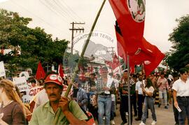 Bloqueio do trevo da BR 282 (Santa Catarina, [sem data]) [fotografia] / Fotógrafo(a) : Dirceu P. Vieira. -- Ref.: BR-SPMST_MST-SN-CIN_AMP_000488-002843-AMT.
