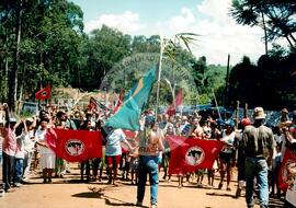 Acampamento " Nova Canudos" do MST (Porto Feliz-SP, 1999) [fotografia] / Fotógrafo(a) : Douglas Mansur. -- Ref.: BR-SPMST_MST-SN-CIN_AMP_000048-000403-ACP.