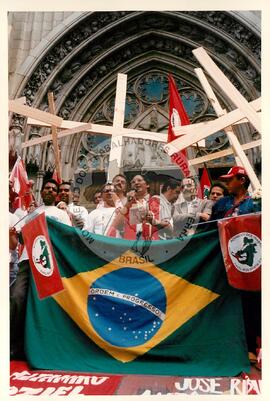 Mobilização (São Paulo-SP, 17 abr. 1988) [fotografia] / Fotógrafo(a) : Douglas Mansur. -- Ref.: BR-SPMST_MST-SN-CIN_AMP_000373-001861-AMT.