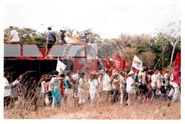 Manifestação e caminhada contra a base de Alcântara (Maranhão, 17 nov. 2002) [fotografia] / Fotógrafo(a) : Silvia Guimarães. -- Ref.: BR-SPMST_MST-SN-CIN_AMP_000530-002975-AMT.