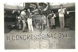 Congresso Nacional do MST, 2o (Distrito Federal (Brasil), 08 mai. 1990) [fotografia] / Fotógrafo(a) : Carlos Carvalho ; Douglas Mansur. -- Ref.: BR-SPMST_MST-SN-CIN_AMP_000702-004205-CGR.