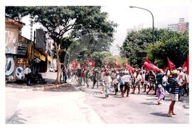 Marcha Sem Terra contra a prisão de 6 trabalhadores (São Paulo-SP, mar. 2000) [fotografia] / Fotógrafo(a) : Joaquim Duarte. -- Ref.: BR-SPMST_MST-SN-CIN_AMP_001425-011519-MAC.