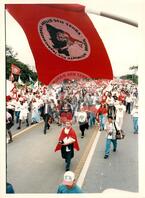 Chegada da Marcha Naciona à Brasília (Brasília-DF, 17 abr. 1997) [fotografia] / Fotógrafo(a) : Douglas Mansur. -- Ref.: BR-SPMST_MST-SN-CIN_AMP_001398-011127-MAC.