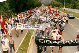 Bloqueio do trevo da BR 282 (Santa Catarina, [sem data]) [fotografia] / Fotógrafo(a) : Dirceu P. Vieira. -- Ref.: BR-SPMST_MST-SN-CIN_AMP_000488-002844-AMT.