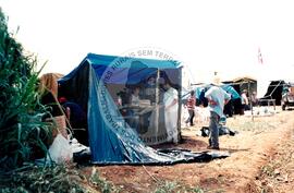 Acampamento "Nova Canudos" do MST (Porto Feliz-SP, fev. 1999) [fotografia] / Fotógrafo(a) : Douglas Mansur. -- Ref.: BR-SPMST_MST-SN-CIN_AMP_000047-000305-ACP.