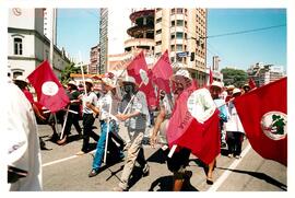 Mobilização para Marcha das Mulheres do acampamento "Terra sem males" do MST na Praça da Sé (São Paulo-SP, 08 mar. 2002) [fotografia] / Fotógrafo(a) : Arquivo MST. -- Ref.: BR-SPMST_MST-SN-CIN_AMP_000399-002273-AMT.