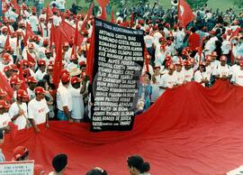 Chegada da Marcha Popular à Brasília (Brasília-DF, 07 out. 1999) [fotografia] / Fotógrafo(a) : Douglas Mansur. -- Ref.: BR-SPMST_MST-SN-CIN_AMP_001399-011142-MAC.