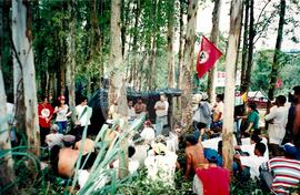 Acampamento " Nova Canudos" do MST (Porto Feliz-SP, 1999) [fotografia] / Fotógrafo(a) : Douglas Mansur. -- Ref.: BR-SPMST_MST-SN-CIN_AMP_000048-000410-ACP.
