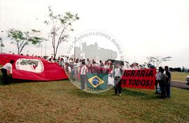 Plantio de árvores no Dia da Árvore no Parque das Nações Indígenas (Mato Grosso do Sul, 21 set. 1999) [fotografia] / Fotógrafo(a) : Marcial G. Congo. -- Ref.: BR-SPMST_MST-SN-CIN_AMP_000610-003469-AMT.