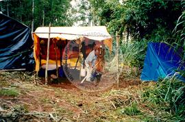 Acampamento "Nova Canudos" do MST (Porto Feliz-SP, fev. 1999) [fotografia] / Fotógrafo(a) : Douglas Mansur. -- Ref.: BR-SPMST_MST-SN-CIN_AMP_000047-000316-ACP.
